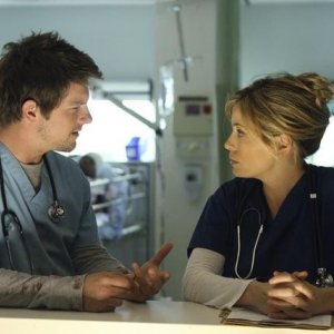 Zachary Knighton e Sonya Walger in una scena del pilot di Flash Forward