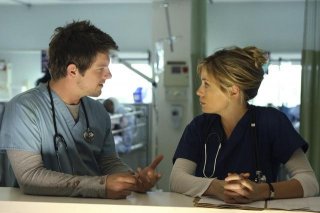 Zachary Knighton e Sonya Walger in una scena del pilot di Flash Forward