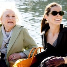 Betty White e Sandra Bullock in una scena del film Ricatto d'amore