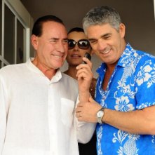 Biagio Izzo insieme al sosia di Silvio Berlusconi in una scena del film Un'estate ai Caraibi