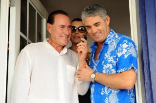 Biagio Izzo insieme al sosia di Silvio Berlusconi in una scena del film Un'estate ai Caraibi