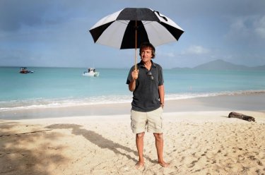 Carlo Vanzina sul set del film Un'estate ai Caraibi