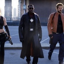Jessica Biel , Wesley Snipes e Ryan Reynolds in una scena del film Blade: Trinity