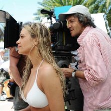 Martina Stella e il regista Carlo Vanzina sul set del film Un'estate ai Caraibi