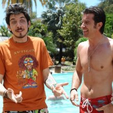 Paolo Ruffini e Paolo Conticini in un'immagine del film Un'estate ai Caraibi