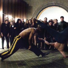 Una scena di combattimento acrobatico del film Fighting