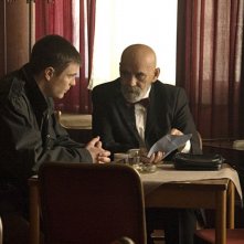 Vuk Kostic in una sequenza del film Amore & altri crimini