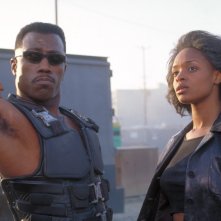Wesley Snipes con N'Bushe Wright in una scena del film 'Blade'