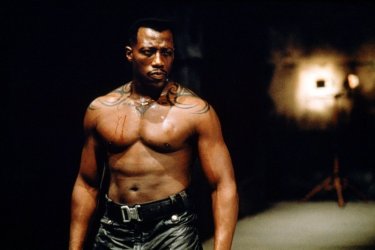 Un sexy Wesley Snipes in una scena del film 'Blade'