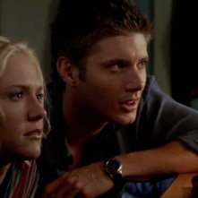 Dominique Swain e Jensen Ackles in una scena del film 'Devour'