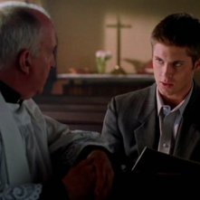 Jensen Ackles(Jake) e John Innes(Padre Moore) nel film 'Devour'