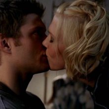 Un bacio fra Dominique Swain e Jensen Ackles in una scena del film 'Devour'
