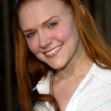 Un primo piano di Dominique Swain con fascia