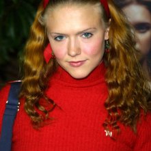 Un primo piano di Dominique Swain in rosso