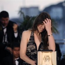 Cannes 2009: l'emozione di Charlotte Gainsbourg premiata come Miglior Attrice per Antichrist