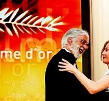 Cannes 2009: Michael Haneke vincitore della Palma d'Oro per Il nastro bianco, accanto a Isabelle Huppert