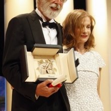 Cannes 2009: Michael Haneke vincitore della Palma d'Oro per Il nastro bianco, insieme a Isabelle Huppert