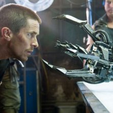 Christian Bale alle prese con un robot nel film Terminator Salvation