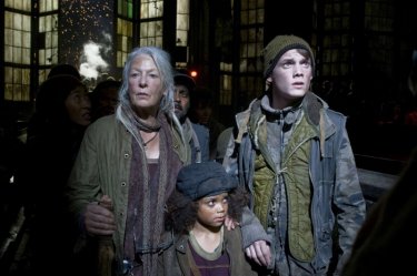 Jane Alexander, Jadagrace e Anton Yelchin in un'immagine di Terminator Salvation