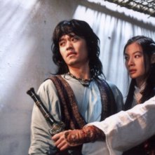 Lee Seo-jin e Yoon So-yi in una sequenza del film Il potere della spada