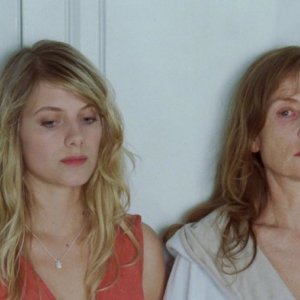 Mélanie Laurent e Isabelle Huppert in un'immagine del film L'amore nascosto
