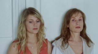 Mélanie Laurent e Isabelle Huppert in un'immagine del film L'amore nascosto