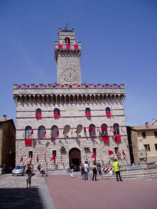 Sul set di Twilight: New Moon a Montepulciano. La facciata del palazzo comunale addobbata con bandiere rosse.