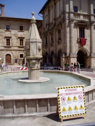 Sul set di Twilight: New Moon a Montepulciano. Una fontana (finta) costruita appositamente per le riprese del film