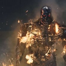 Un T-800 in fiamme in una scena del film Terminator Salvation
