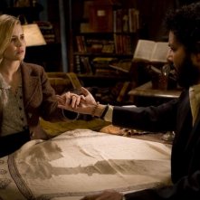 Alison Lohman e Dileep Rao in una scena del film horror Drag Me to Hell