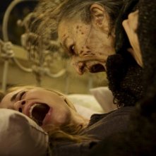 Alison Lohman e Lorna Raver in una scena del film horror Drag Me to Hell