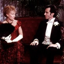 Daniel Day Lewis con Michelle Pfeiffer in una scena de L'età  dell'innocenza