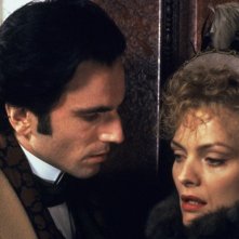 Daniel Day Lewis e Michelle Pfeiffer in una scena de L'età  dell'innocenza