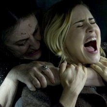 Lorna Raver e Alison Lohman in una scena del film horror Drag Me to Hell