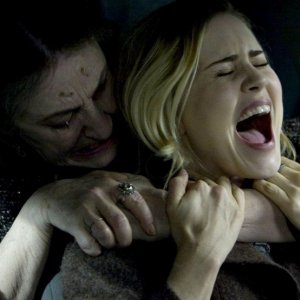 Lorna Raver e Alison Lohman in una scena del film horror Drag Me to Hell