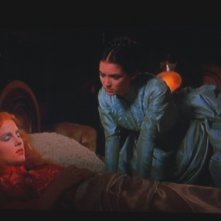 Winona Ryder e Sadie Frost in una scena di Dracula di Bram Stoker