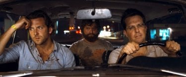 Bradley Cooper, Zach Galifianakis e Ed Helms in una scena del film Una notte da leoni