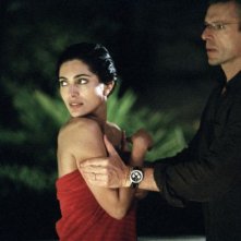 Caterina Murino e Lambert Wilson in una scena del film Alibi e sospetti
