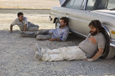 Ed Helms, Bradley Cooper e Zach Galifianakis in una scena del film Una notte da leoni