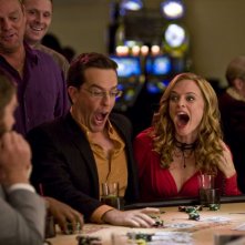 Ed Helms ed Heather Graham in una scena del film Una notte da leoni