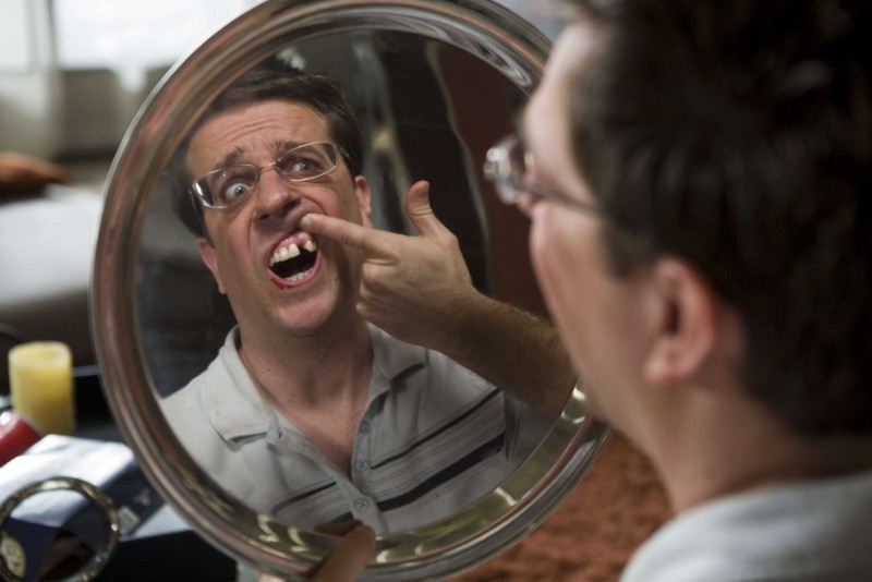 Ed Helms in una scena de Una notte da leoni