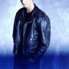Jason Behr in una foto promo per la 3serie Roswell