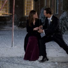 Jennifer Garner e Matthew McConaughey in una romantica immagine del film La rivolta delle ex