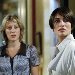 Valeria Bruni Tedeschi e Caterina Murino in una scena del film Alibi e sospetti