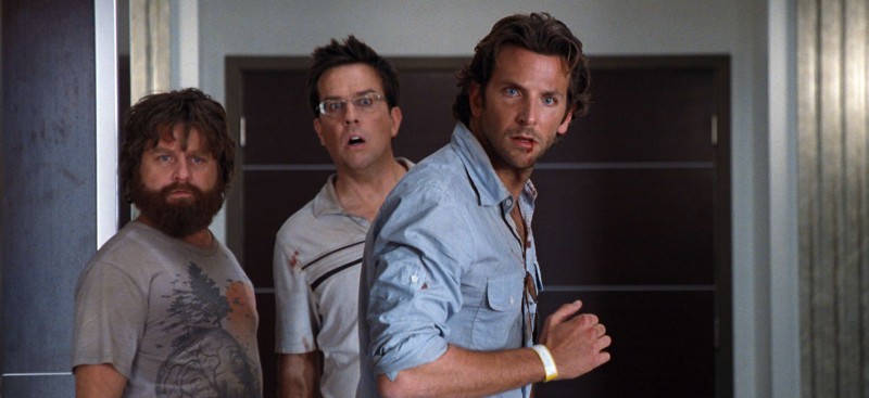 Zach Galifianakis, Ed Helms e Bradley Cooper in una scena del film Una notte da leoni