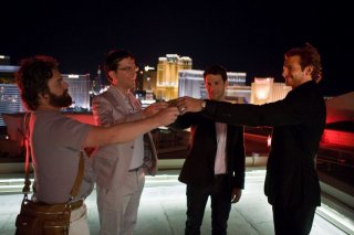Zach Galifianakis, Ed Helms, Justin Bartha e Bradley Cooper in una scena del film Una notte da leoni