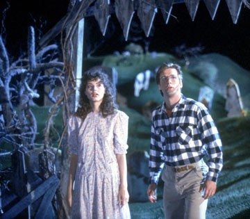 Alec Baldwin e Geena Davis in una scena di Beetlejuice - Spiritello porcello