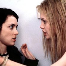 Angelina Jolie e Winona Ryder in una scena di Ragazze Interrotte