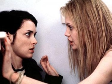 Angelina Jolie e Winona Ryder in una scena di Ragazze Interrotte