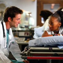 Aysia Polk e Noah Wyle in una scena di E.R. Medici in prima linea